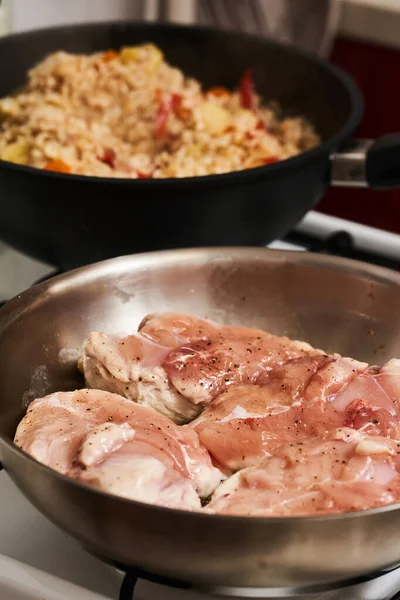 ストーブの上のステンレス製の鍋に入っている鶏の胸肉 — ストック写真