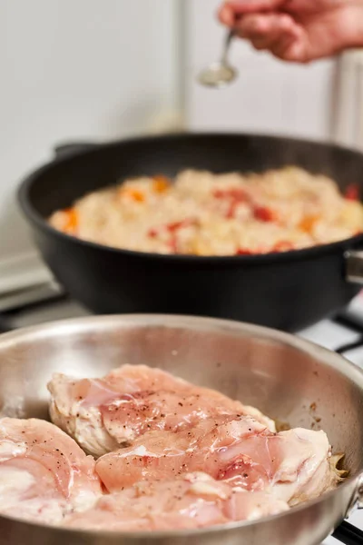 Hühnerbrüste Braten Einer Edelstahlpfanne Auf Dem Herd — Stockfoto