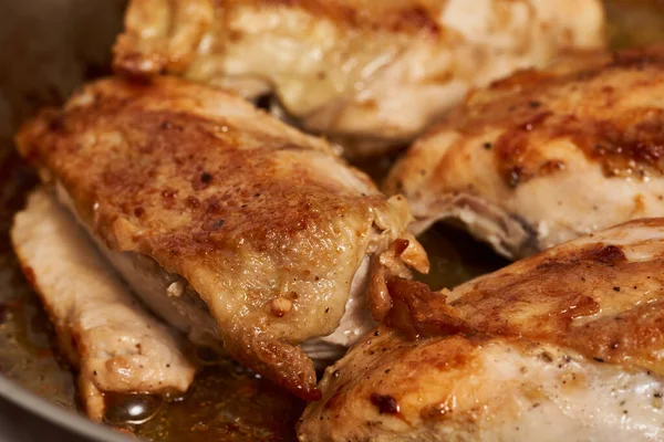 Peitos Frango Queimando Uma Panela Aço Inoxidável Fogão — Fotografia de Stock