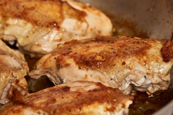 鸡胸肉在炉灶上的不锈钢锅里翻滚 — 图库照片