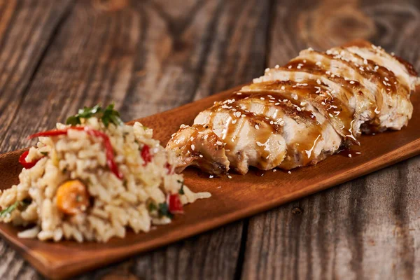 Filé Peito Frango Teriyaki Com Arroz Frito Legumes — Fotografia de Stock