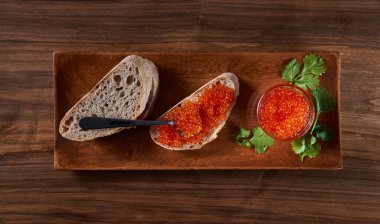 Geleneksel ekmeğin üzerinde somon yumurtası ile aperatif.