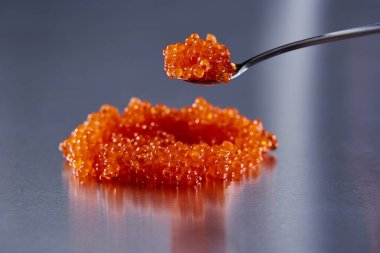 Paslanmaz çelikten arka planda kırmızı somon yumurtası