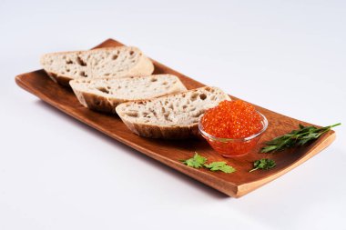 Geleneksel ekmeğin üzerinde somon yumurtası ile aperatif.