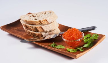 Geleneksel ekmeğin üzerinde somon yumurtası ile aperatif.