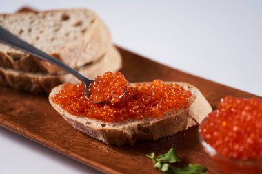 Geleneksel ekmeğin üzerinde somon yumurtası ile aperatif.