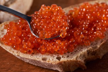 Geleneksel ekmeğin üzerinde somon yumurtası ile aperatif.