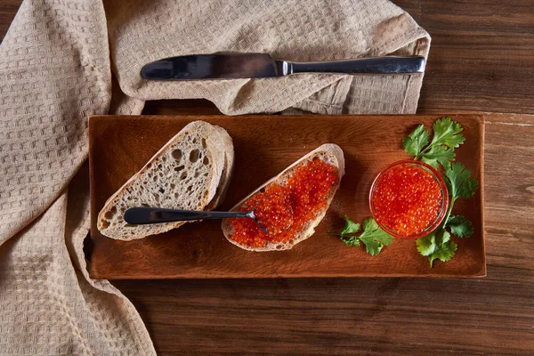Předkrm Jikrami Lososa Tradičním Chlebu — Stock fotografie