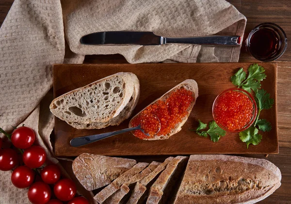 Aperitivo Con Huevas Salmón Sobre Pan Tradicional —  Fotos de Stock