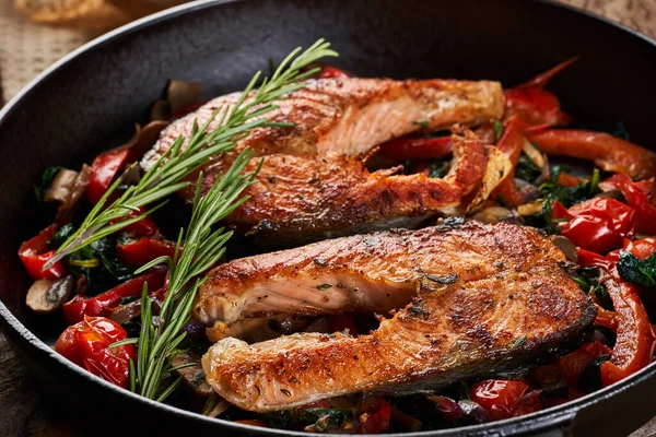 Frigideira Ferro Fundido Cozido Alaska Salmão Selvagem Com Tomate Cereja — Fotografia de Stock