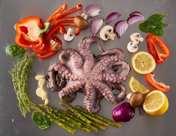 Frischer Oktopus Und Verschiedene Gemüsesorten Auf Einer Edelstahlplatte — Stockfoto