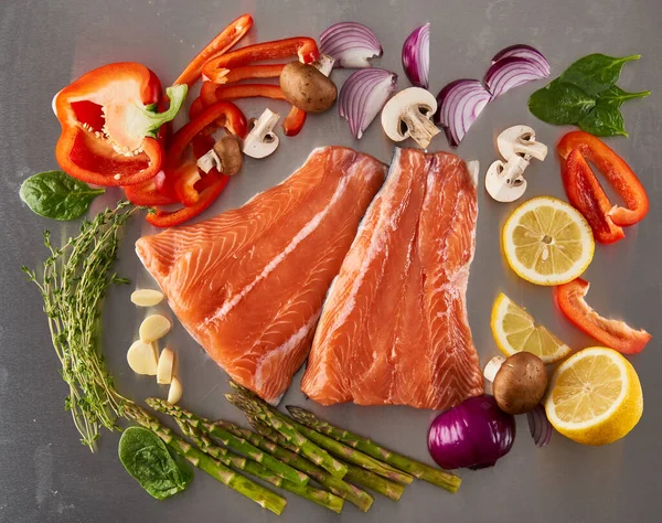 Filetes Salmão Crus Frescos Com Legumes Uma Placa Corte Aço — Fotografia de Stock