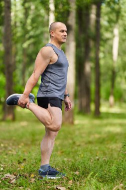 Uzun mesafe koşucusu koşudan önce ısınıyor ve ısınıyor.