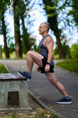 Uzun mesafe koşucusu koşudan önce ısınıyor ve ısınıyor.