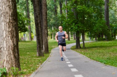 Atletik adam uzun mesafe koşucu antrenmanı yapıyor.