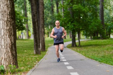 Atletik adam uzun mesafe koşucu antrenmanı yapıyor.