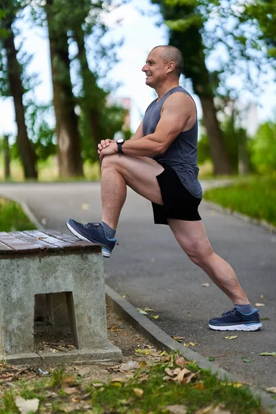 Corredor Larga Distancia Estirándose Calentándose Antes Una Carrera — Foto de Stock