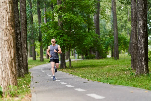 Atletik Adam Uzun Mesafe Koşucu Antrenmanı Yapıyor — Stok fotoğraf