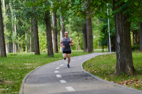 Athletischer Langstreckenläufer Trainiert Den Parkgassen — Stockfoto