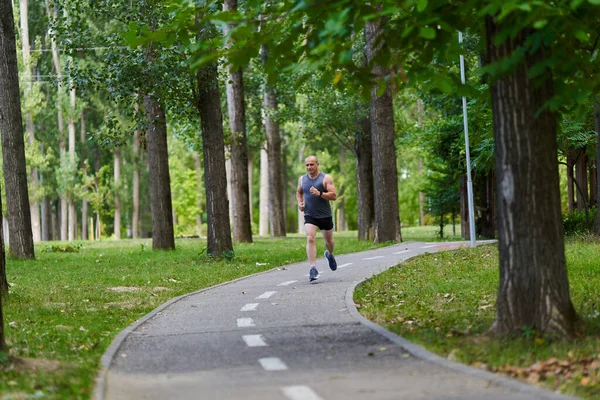 运动员长跑运动员在公园小巷中的训练 — 图库照片