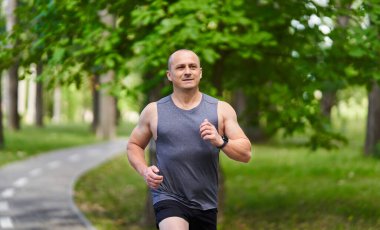 Park sokaklarında atletizm maratonu koşusu antrenmanı