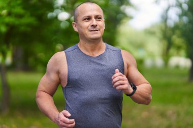 Park sokaklarında atletizm maratonu koşusu antrenmanı