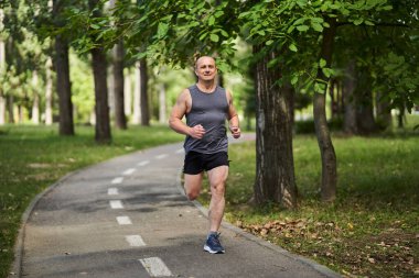 Park sokaklarında atletizm maratonu koşusu antrenmanı