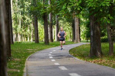 Park sokaklarında atletizm maratonu koşusu antrenmanı