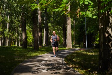 Park sokaklarında atletizm maratonu koşusu antrenmanı