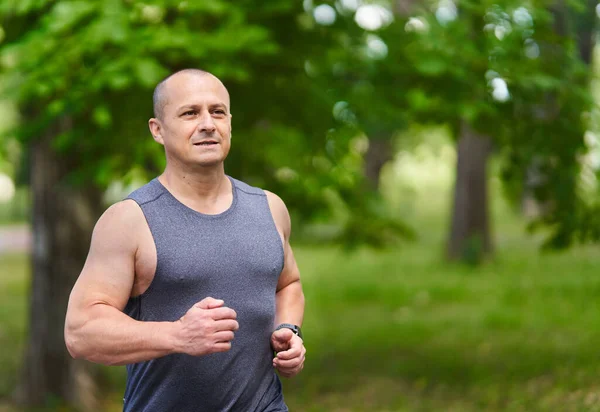 Park Sokaklarında Atletizm Maratonu Koşusu Antrenmanı — Stok fotoğraf