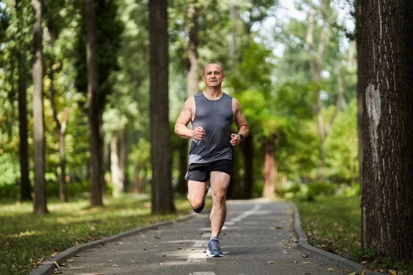 Athletischer Marathonläufer Trainiert Den Parkgassen — Stockfoto