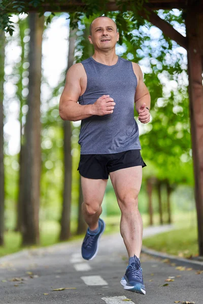 Sportovní Muž Maraton Běžec Trénink Parku Uličky — Stock fotografie