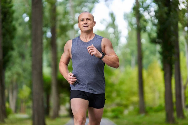 Athletischer Marathonläufer Trainiert Den Parkgassen — Stockfoto