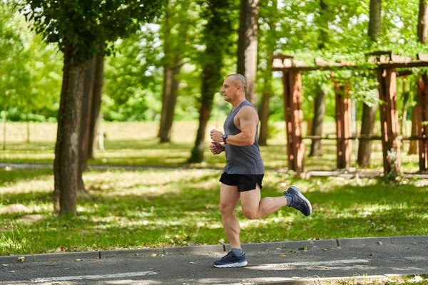 Atlétikai Ember Maraton Futó Edzés Park Sikátorokban — Stock Fotó