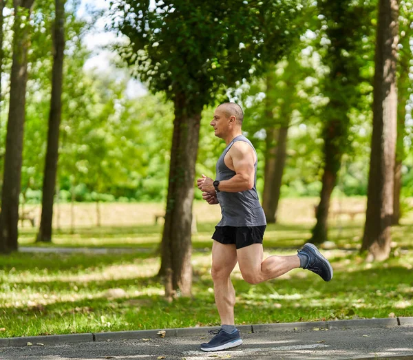 Athletischer Marathonläufer Trainiert Den Parkgassen — Stockfoto