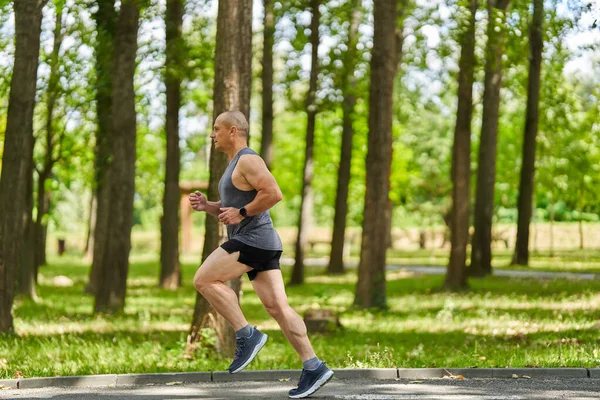 Sportovní Muž Maraton Běžec Trénink Parku Uličky — Stock fotografie