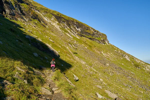 Kvinna Turist Med Ryggsäck Vandring Stig Klippiga Bergen Sensommaren — Stockfoto