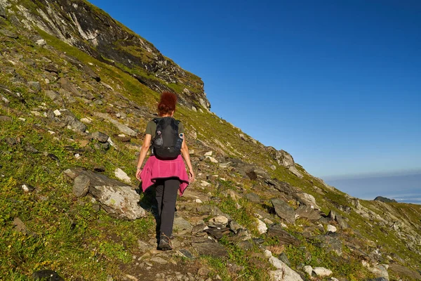 Mulher Turista Com Mochila Caminhadas Uma Trilha Nas Montanhas Rochosas — Fotografia de Stock