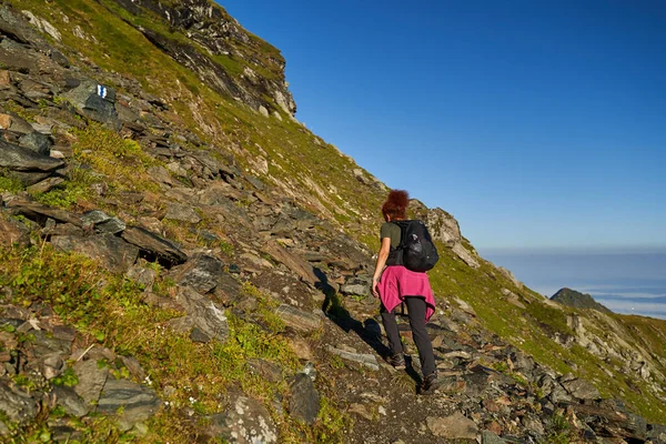 Turista Mujer Con Mochila Senderismo Sendero Las Montañas Rocosas Finales —  Fotos de Stock