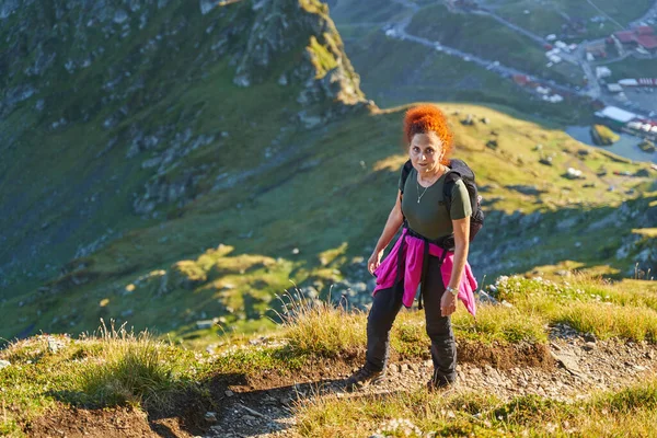 Vrouw Toerist Met Rugzak Wandelen Een Pad Rotsachtige Bergen Late — Stockfoto
