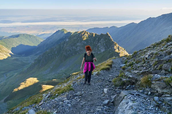Turista Mujer Con Mochila Senderismo Sendero Las Montañas Rocosas Finales — Foto de Stock