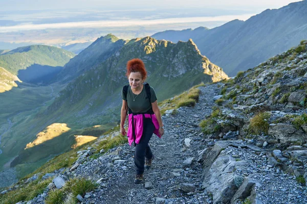 Woman Tourist Backpack Hiking Trail Rocky Mountains Late Summer — Stock Photo, Image