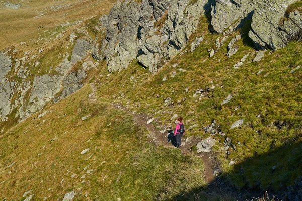 Touristin Mit Rucksack Auf Einem Wanderweg Den Felsigen Bergen Spätsommer — Stockfoto