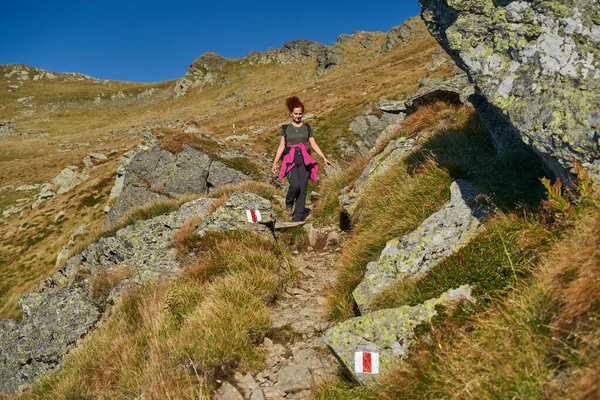 Woman Tourist Backpack Hiking Trail Rocky Mountains Late Summer — Stock Photo, Image