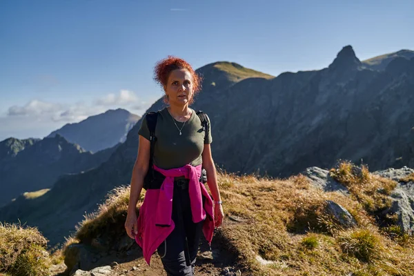 Vrouw Toerist Met Rugzak Wandelen Een Pad Rotsachtige Bergen Late — Stockfoto