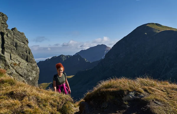 Yaz Sonunda Sırt Çantalı Bir Turist Kayalık Dağlarda Yürüyüş Yapıyor — Stok fotoğraf