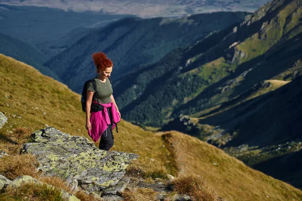 Vrouw Toerist Met Rugzak Wandelen Een Pad Rotsachtige Bergen Late — Stockfoto