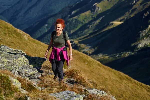 Yaz Sonunda Sırt Çantalı Bir Turist Kayalık Dağlarda Yürüyüş Yapıyor — Stok fotoğraf