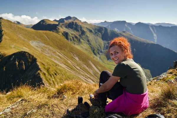 Femme Randonneuse Reposant Après Une Longue Randonnée Dans Les Montagnes — Photo