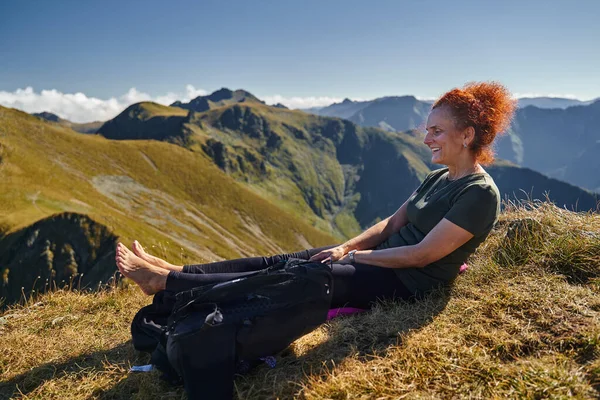Kobieta Turysta Odpoczywa Długiej Wędrówce Górach — Zdjęcie stockowe